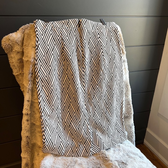 Banana Republic Skirt in Cream and Black - Picture 6 of 6